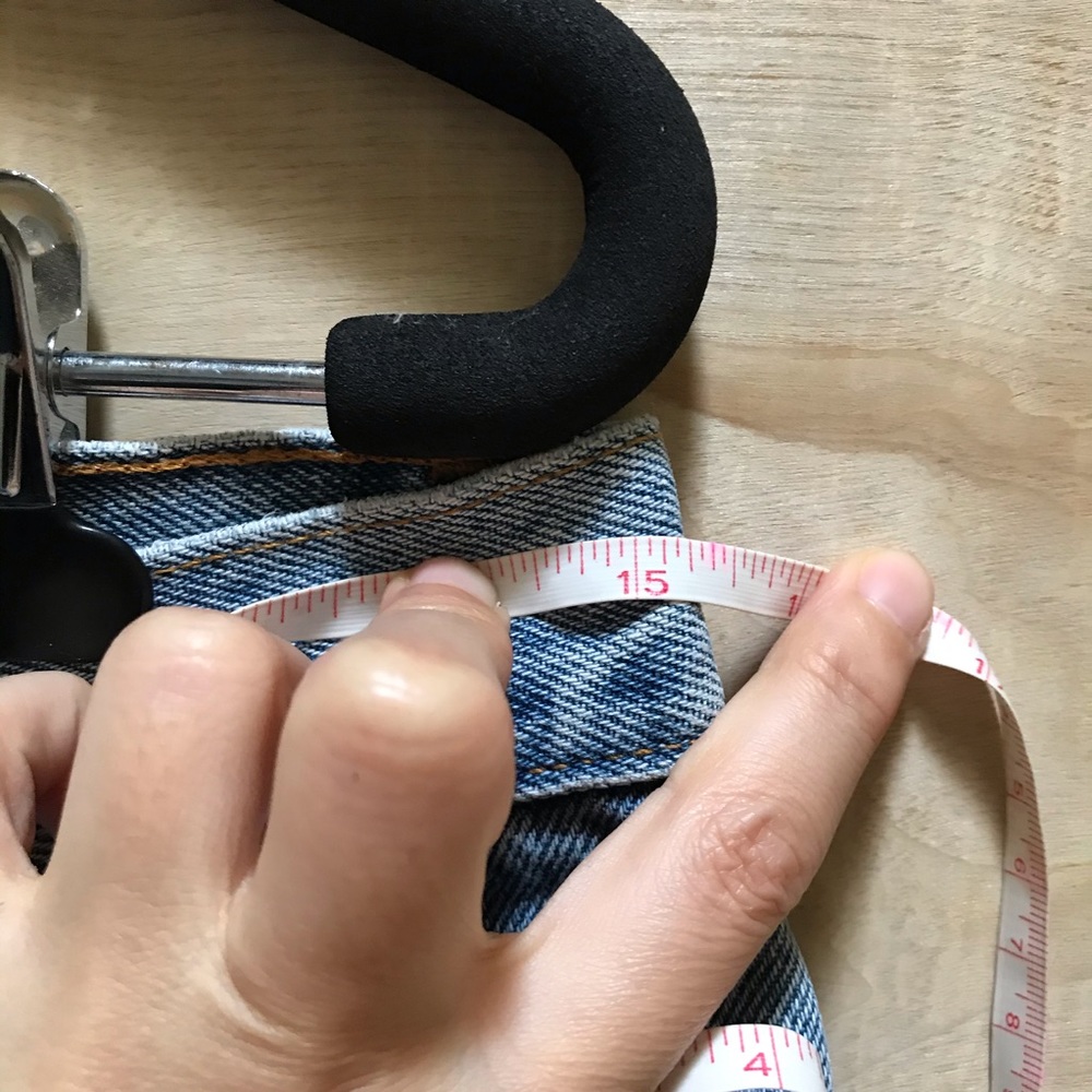 Vtg Levi’s Mid Rise Shorts - Picture 6 of 9